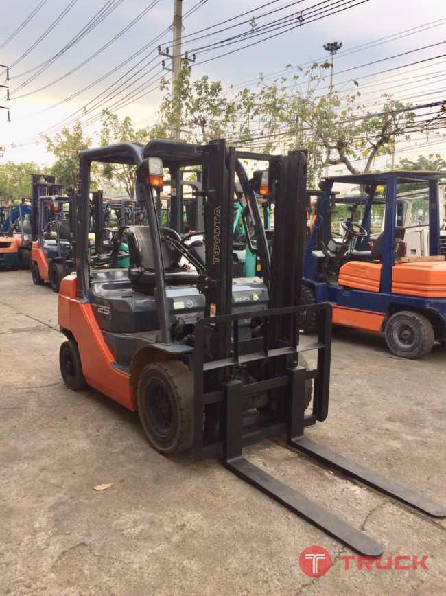 ขายฟอร์คลิฟท์มือสอง ยี่ห้อ TOYOTA รุ่น 02-8FG25 ปี 2011 เครื่องยนต์ 2 ระบบ LPGหรือเบนซิน เกียร์ ออโต้ ขนาด 2.5 ตัน เสาสูง 3 เมตร สภาพสวยมาก รถนำเข้าจากญี่ปุ่น ราคาไม่แพง